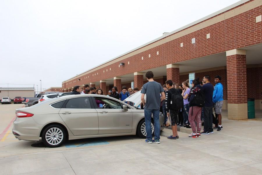 A Spanish III class learns about how electric cars help the environment.